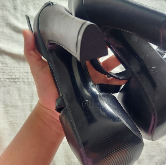 IDIFU Women's  Crisscross Strappy Platform High Chunky Heels Size 7.5 - Picture 7 of 7